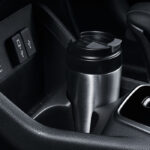 Berkendara menjadi lebih mudah dan tetap terhidrasi di perjalanan dengan cup holder di bagian depan kabin.